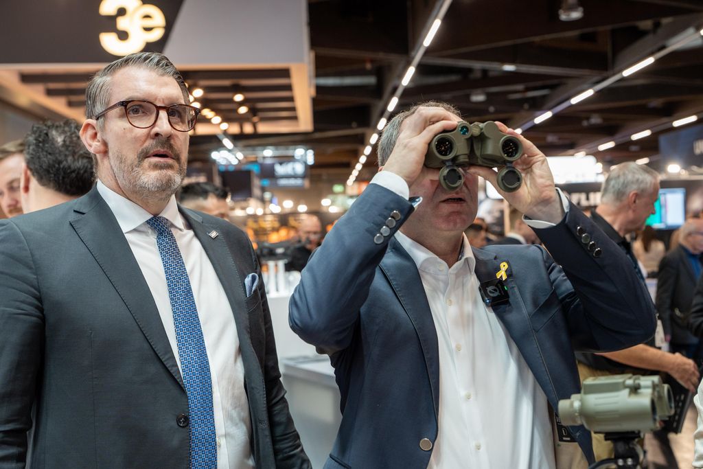 Bayerns Wirtschaftsminister Hubert Aiwanger unternimmt einen Messerundgang auf der Enforce Tac in Nürnberg.