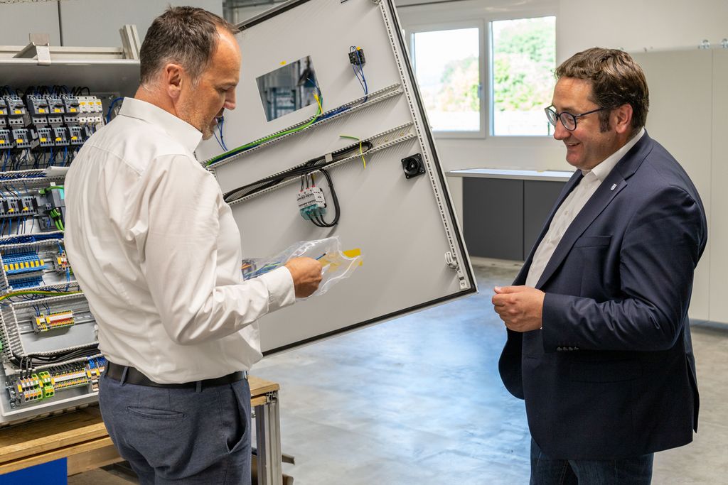 Wirtschaftsstaatssekretär Gotthardt informiert sich über das Unternehmen in Dietfurt. Foto: Spangler GmbH