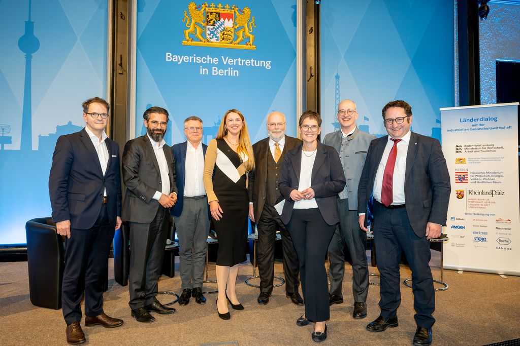 Bayerns Staatssekretär Tobias Gotthardt (erster von rechts) gemeinsam mit den Vertretern der anderen Länder und der Gesundheitswirtschaft bei der Auftaktveranstaltung in Berlin. Foto: StMWi / Christian Kruppa