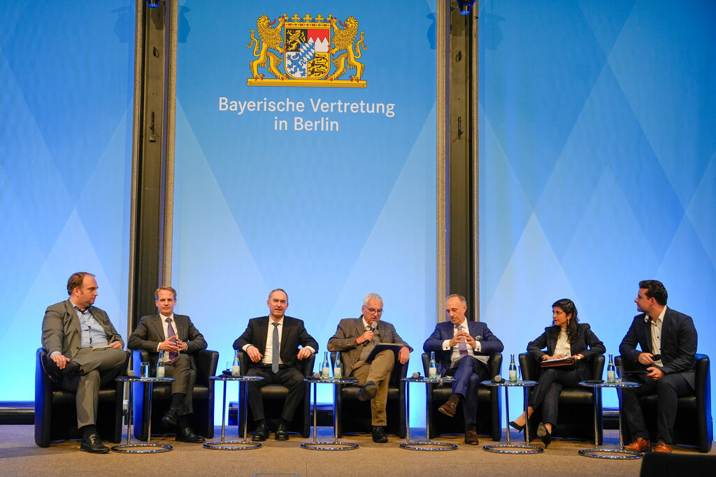 Auf dem Podium diskutierte Bayerns Wirtschaftsminister Hubert Aiwanger mit (v.l.n.r.) Sebastian Roloff (MdB, SPD-Fraktion), Prof. Dr. Matthias Hiller (MdB, CDU/CSU-Fraktion), Prof. Dr. Hartmut Schwab (Präsident Steuerberaterkammer München, Präsident Bundessteuerberaterkammer), Dr. Stephan Hofmeister (Präsident des Bundesverbands der Freien Berufe e.V.) und Dr. Roya Sangi (Partnerin bei Redeker Sellner Dahs). Moderiert wurde der Abend von Luca Samlidis vom Bundesverband der Freien Berufe.
Foto: StMWi/K. Huber
