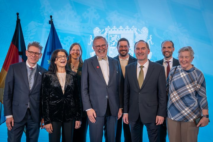 Bayerns Wirtschaftsminister Hubert Aiwanger verleiht die Staatsmedaille für besondere Verdienste um die bayerische Wirtschaft.