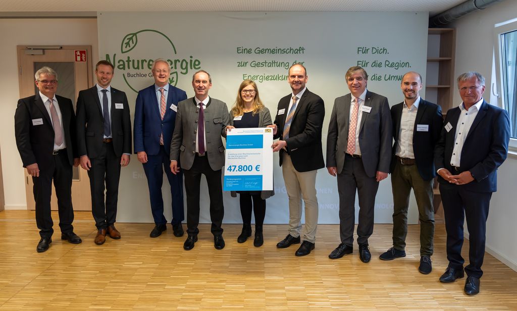 Energieminister Hubert Aiwanger überreicht Bescheid für die Machbarkeitsstudie "Energieprojekt Wertachtal-Buchloe" - Foto (v.l.n.r.): Peter Kneipp (1. BGM Gemeinde Amberg), Alex Eder (Landrat Lkr. Unterallgäu), Bernhard Pohl (MdL), Staatsminister Hubert Aiwanger, Dr. Anna Gruber (GF der FfE München), Dr. Reinhold Bäßler (Gesellschafter der Naturenergie Buchloe GmbH), Robert Pöschl (1. BGM Stadt Buchloe), Philipp Helmgens (Abteilungsleiter bei Duschl Ingenieure), Dr. Roland Damm (Direktor WV Energie AG). (Fotonachweis: StMWi / E. Neureuther)