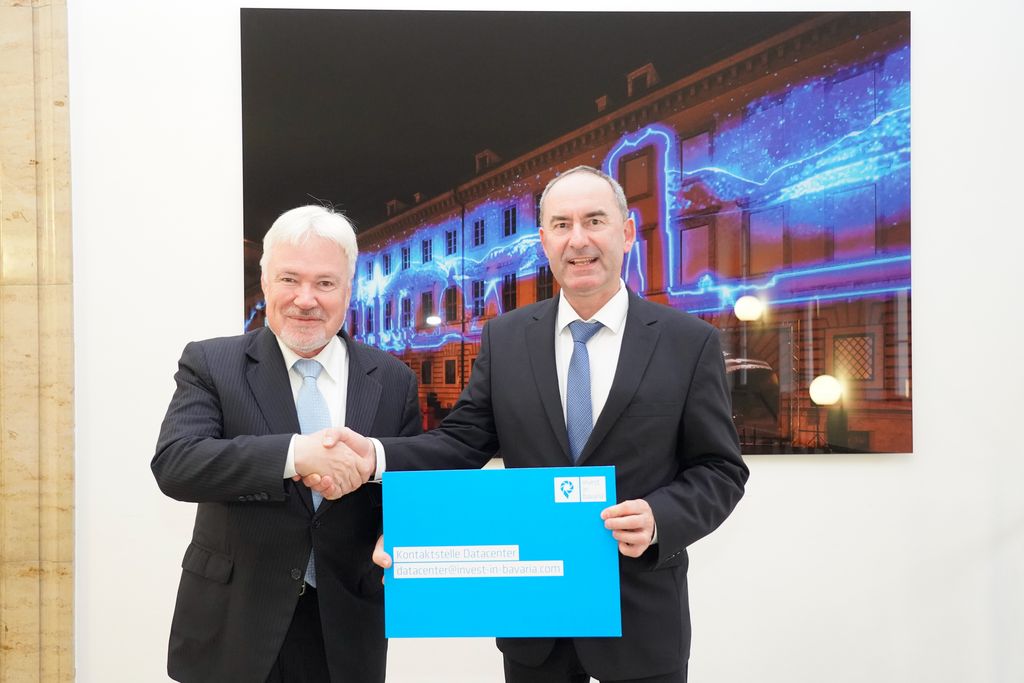Wirtschaftsminister Hubert Aiwanger mit Christian Weber, Geschäftsführer von Bayern International. 
Foto: StMWi