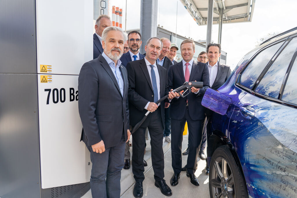 Bayerns Wirtschaftsminister Hubert Aiwanger, BMW-Vorstands-Chef Oliver Zipse und Flughafen-Geschäftsführer Ralf Schmid (vorne links) eröffneten die Wasserstofftankstelle am Airport Memmingen. Foto: Nicole Engelhart/StMWi