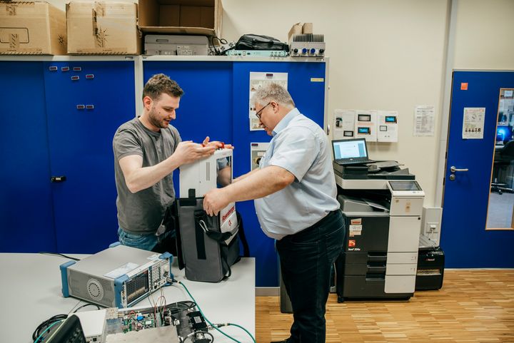 Kompakte Technik: Simon Schadhauser und Christian Entsfellner packen das Messgerät für eine Testmessung in die Tasche.