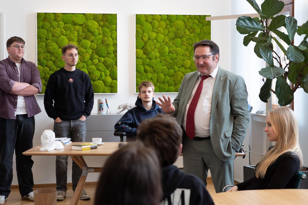 Bayerns Wirtschaftsstaatssekretär Tobias Gotthardt begrüßt die Schülerinnen und Schüler der 12. Klasse der Staatlichen Fachoberschule Regen.
