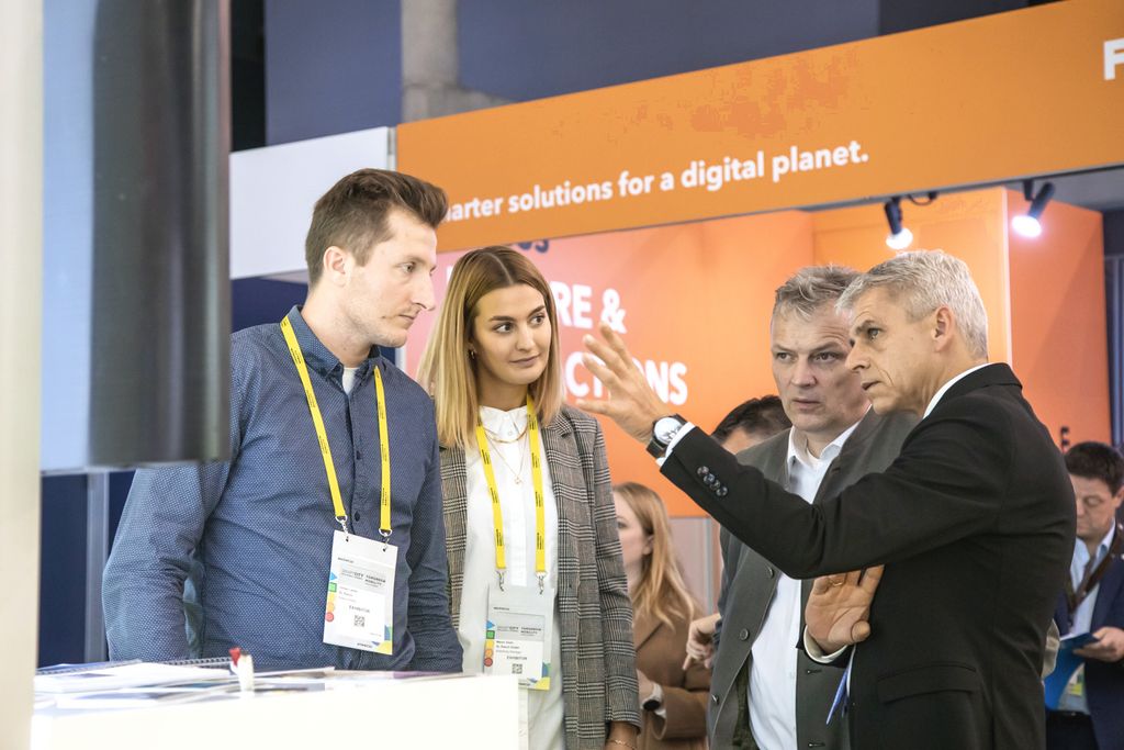 Wirtschaftsstaatssekretär Dr. Patrick Rapp (r.) aus Baden-Württemberg und sein bayerischer Kollege Roland Weigert (2.v.r.) am baden-württembergische Gemeinschaftsstand. Foto: Bayern International