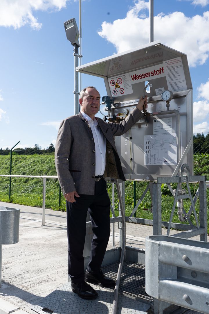 Wirtschaftsminister Hubert Aiwanger bei der Besichtigung in Hohenwart (Foto: StMWi)