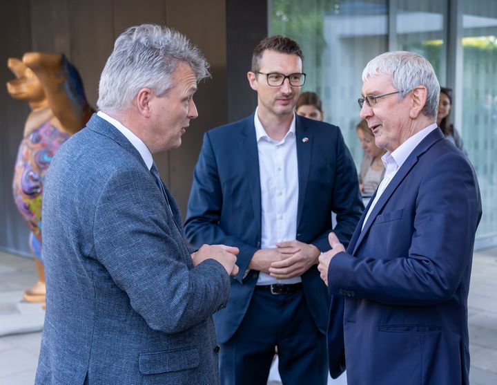 Staatssekretär Roland Weigert (l.) und Bayerns Repräsentant Peter Kompalla im Gespräch mit dem slowakischen Wirtschaftsstaatssekretär Jan Oravec (r.) während des Empfangs durch die deutsche Botschafterin Barbara Wolf. © StMWi/T.Assenbrunner