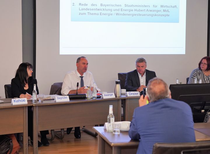 Bayerns Energieminister Hubert Aiwanger sprach mit den Vertreterinnen und Vertretern des Regionalen Planungsverbandes Landshut über den geplanten Ausbau der Windenergie in der Region und sicherte seine Unterstützung zu. Foto: StMWi.
