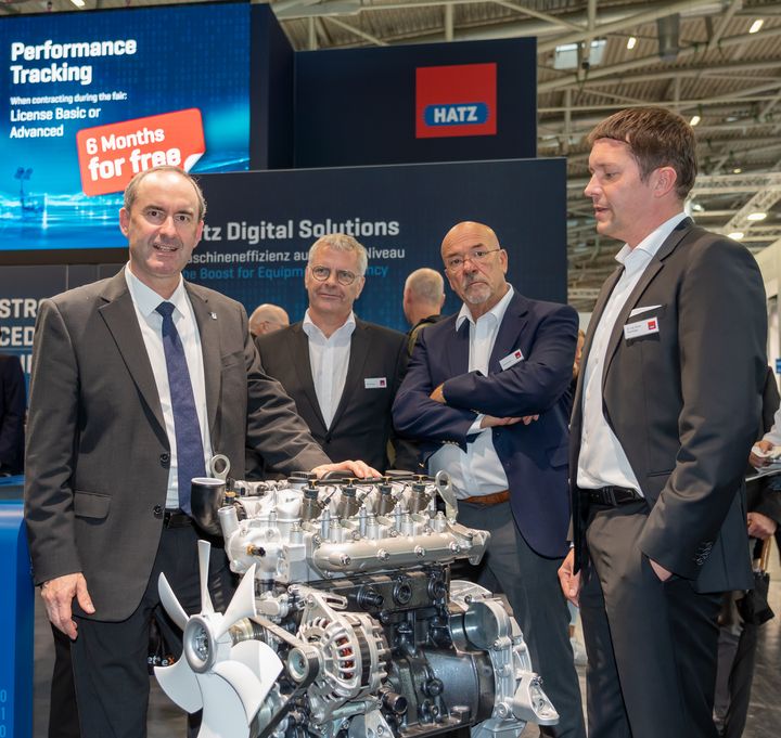 Wirtschaftsminister Hubert Aiwanger informierte sich am bauma-Stand der Motorenfabrik Hatz aus Ruhstorf über neue Antriebstechnologien. Von links: Aiwanger, CEO Bernd Krüper, Wolfram Hatz und CTO Dr. Ing. Simon Thierfelder. Foto: Elke Neureuther/StMWi