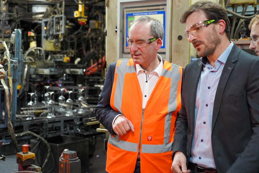 Bayerns Wirtschafts- und Energieminister Hubert Aiwanger hat sich im Gespräch mit der Zwiesel Fortessa AG und der Riedel-Spiegelau-Nachtmann-Gruppe über die aktuelle Lage der Glasbranche informiert. Foto: StMWi/K. Huber