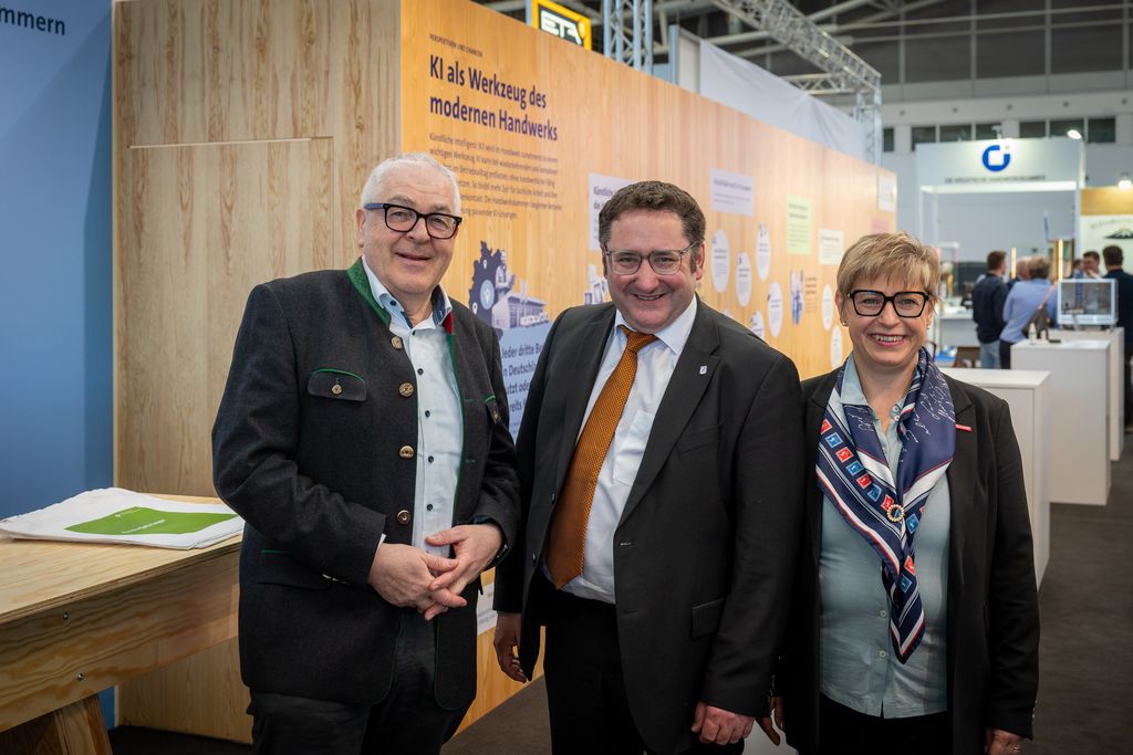 Bayerns Wirtschaftsstaatssekretär Tobias Gotthardt bei dem Messerundgang anlässlich der IHM 2026. 