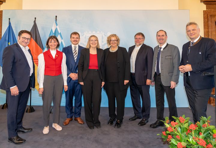 Die Hausspitze des Bayerischen Wirtschaftsministeriums verabschiedet die stellvertretende Amtschefin und Ministerialdirektorin Frau Dr. Ulrike Wolf (4. v. r.).
Foto: StMWi/E. Neureuther
