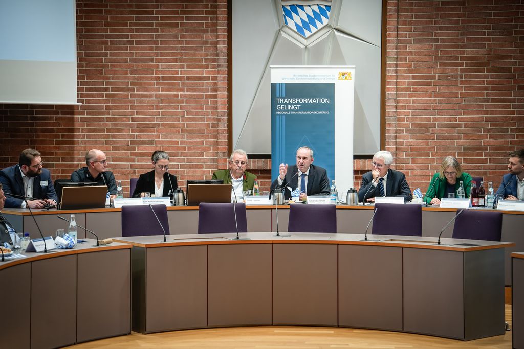 Wirtschaftsminister Hubert Aiwanger lobt den Wirtschaftsstandort Niederbayern. (v.l.n.r.) Tobias Beck (FW, MdL), Thomas Hohenwarter (Gluth Systemtechnik), Ann-Katrin Wagner (BioCampus), Josef Laumer (CSU, Landrat), Wirtschaftsminister Hubert Aiwanger, Dr. Klaus-Peter Potthast (Abteilungsleiter StMWi), Dr. Sabine Jarothe (Amtschefin StMWi), Michael Frank (Sonplas). Foto: StMWi/Wachtveitl.