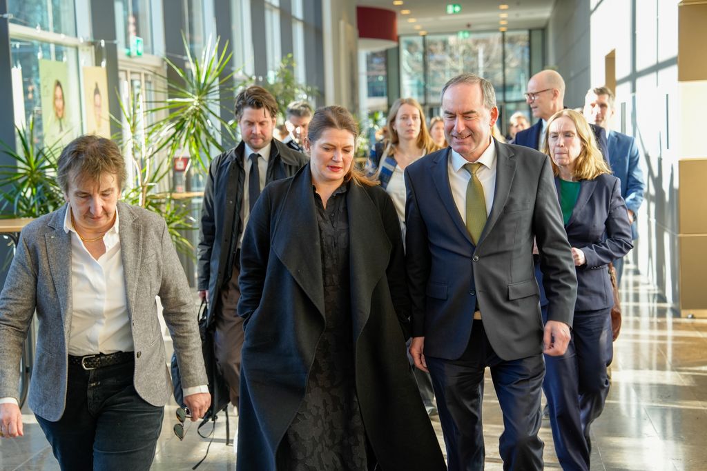 Die beiden Delegationen sowie Vertreter der Fraunhofer Gesellschaft beim Austausch. 
Foto: StMWi/ K. Huber