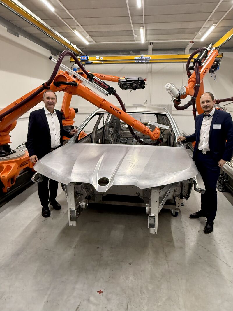 Bayerns Wirtschaftsminister Hubert Aiwanger und Professor Dr. Markus Sause (Leiter KI-Produktionsnetzwerk) beim Rundgang durch die Roboter-Präsentation. Fotos: StMWi
