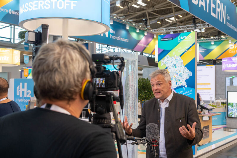 Bayerns Wirtschaftsstaatssekretär Roland Weigert besucht die IAA MOBILITY 2023