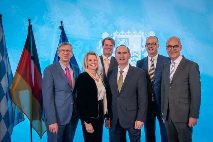 Bayerns Wirtschaftsminister Hubert Aiwanger verleiht die Staatsmedaille für besondere Verdienste um die bayerische Wirtschaft. Bayerns Wirtschaftsminister Hubert Aiwanger verleiht die Staatsmedaille für besondere Verdienste um die bayerische Wirtschaft.