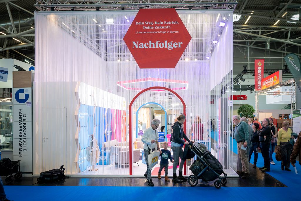 Das Bayerische Wirtschaftsministerium ist mit einem Messestand zum Thema Unternehmensnachfolge auf der Internationalen Handwerksmesse 2026 vertreten.