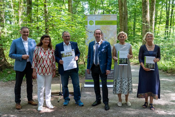 Wirtschaftsminister Hubert Aiwanger (3. v. r.) übergibt das Waldgesundheitszertifikat an die Stadt Bad Berneck