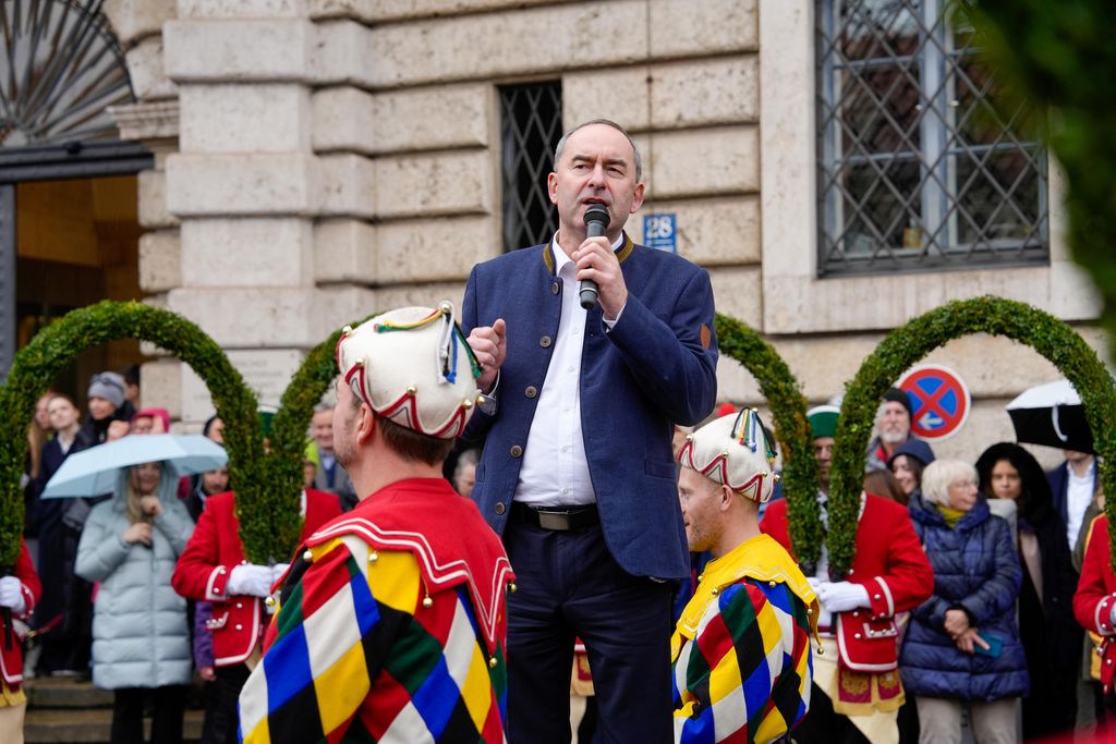 Der Bayerische Wirtschaftsminister Hubert Aiwanger begrüßt die Original Münchner Schäfflertanzgruppe. 