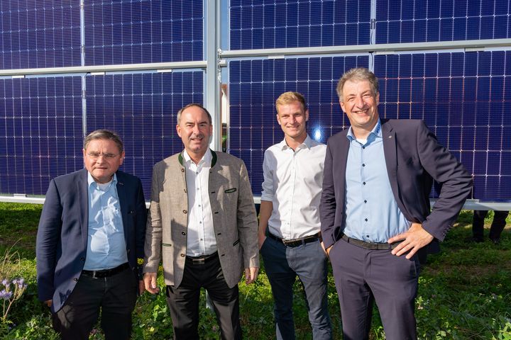 Einweihung der vertikal aufgeständerten Agri-PV-Anlage in Kirchweidach (v.r.): Unternehmer und Bio-Landwirt Franz Obermayer senior, Franz Obermayer junior, Wirtschaftsminister Hubert Aiwanger und der Altöttinger Landrat Erwin Schneider. Foto: StMWi/ E. Neureuther.