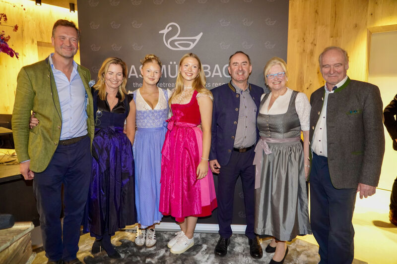 Bayerns Wirtschaftsminister Hubert Aiwanger mit der Inhaberfamilie Freudenstein bei der Einweihung des Erweiterungsbaus von "Das Mühlbach"
Foto: StMWi/A. Ufert