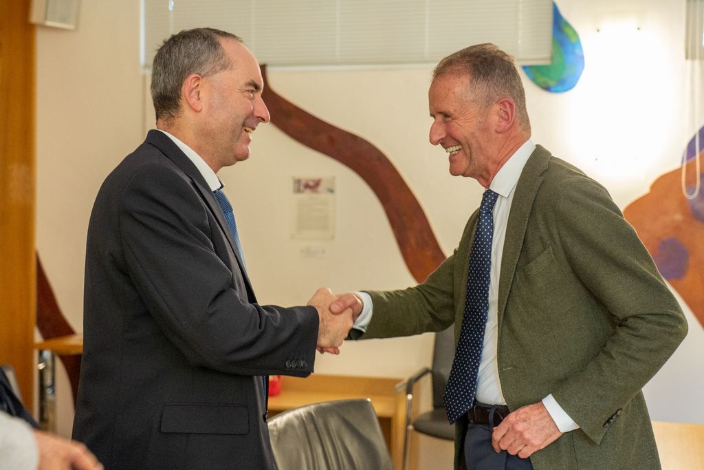 Energieminister Hubert Aiwanger beim Gespräch mit Dr. Herbert Diess.
Foto: StMWi