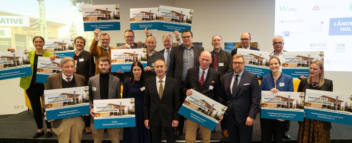 Bayerns Wirtschafts- und Energieminister Hubert Aiwanger begrüßte 17 neue Mitglieder in der „Länderinitiative Holzenergie“. Foto: Bastian Brummer/StMWi