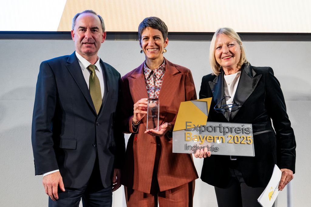 Bayerns Wirtschaftsminister Hubert Aiwanger mit der Preisträgerin der Kategorie Industrie: Dorothee Buhmann (Mitte), Geschäftsführerin der Buhmann Systeme GmbH, und Laudatorin Elisabeth Hintermann, Geschäftsführerin der Mühldorfer GmbH &amp; Co. KG  (Foto: StMWi/L. Preiss)