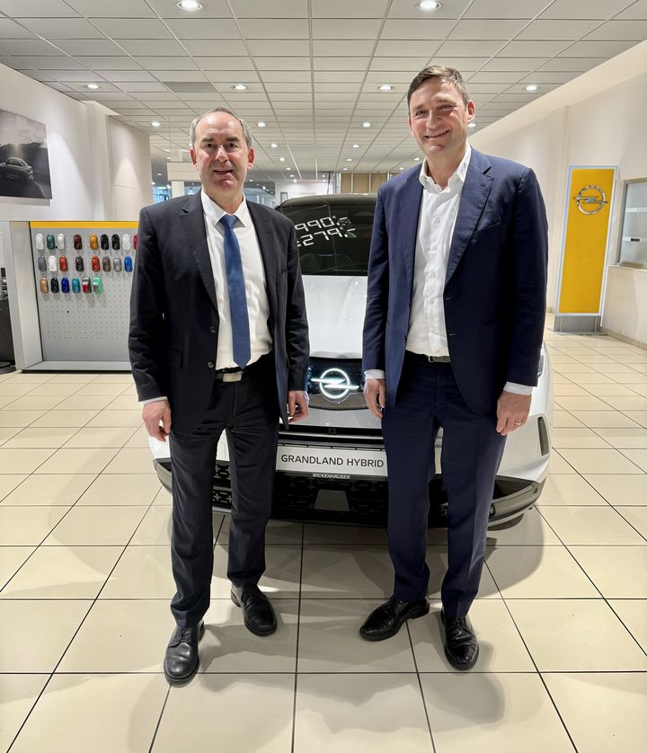 Bayerns Wirtschaftsminister Hubert Aiwanger diskutierte mit Roman Still, Vorstandsvorsitzender der AVAG Holding, über die Elektroautoquote für Unternehmensflotten. Foto: StMWi