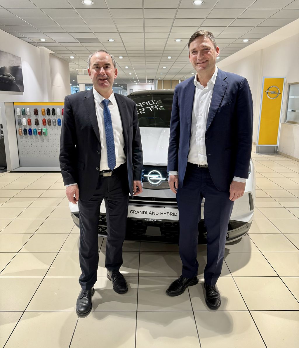 Bayerns Wirtschaftsminister Hubert Aiwanger diskutierte mit Roman Still, Vorstandsvorsitzender der AVAG Holding, über die Elektroautoquote für Unternehmensflotten. Foto: StMWi