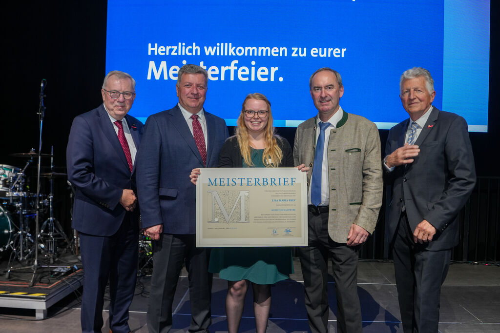 Bayerns Wirtschaftsminister Hubert Aiwanger (2. v. r.) hat Handwerksmeisterin Lisa Maria Frey ihren Meisterbrief übergeben. Mit dabei: Jürgen Kilger (von links), Hauptgeschäftsführer HWK Niederbayern-Oberpfalz, Christian Bernreiter, Bayerischer Staatsminister für Wohnen, Bau und Verkehr, und Hans Kastl, Vizepräsident HWK Niederbayern-Oberpfalz.
Foto: StMWi/ K. Huber