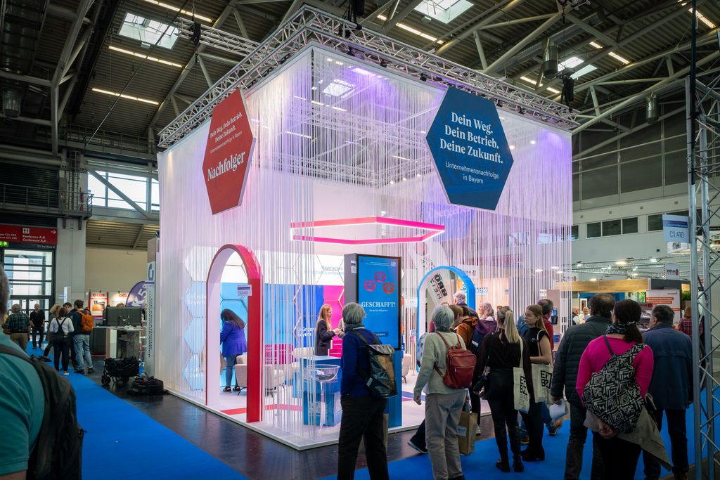 Das Bayerische Wirtschaftsministerium ist mit einem Messestand zum Thema Unternehmensnachfolge auf der Internationalen Handwerksmesse 2026 vertreten.