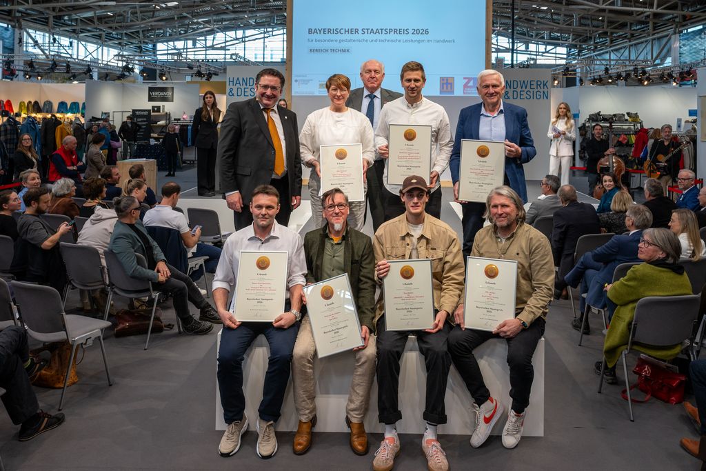 Bayerns Wirtschaftsstaatssekretär Tobias Gotthardt mit den Preisträgern der Bayerischen Staatspreise im Bereich Technik.