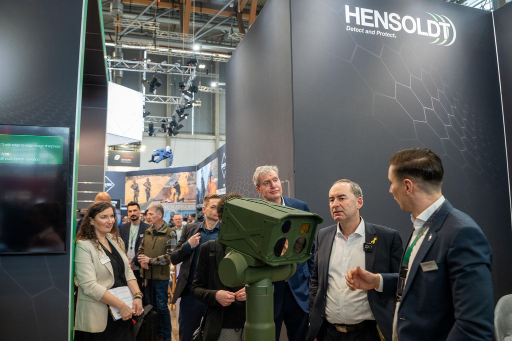 Bayerns Wirtschaftsminister Hubert Aiwanger unternimmt einen Messerundgang auf der Enforce Tac in Nürnberg.