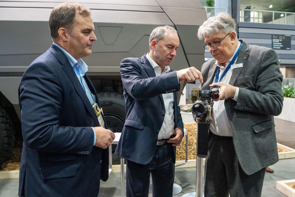 Bayerns Wirtschaftsminister Hubert Aiwanger unternimmt einen Messerundgang auf der Enforce Tac in Nürnberg.