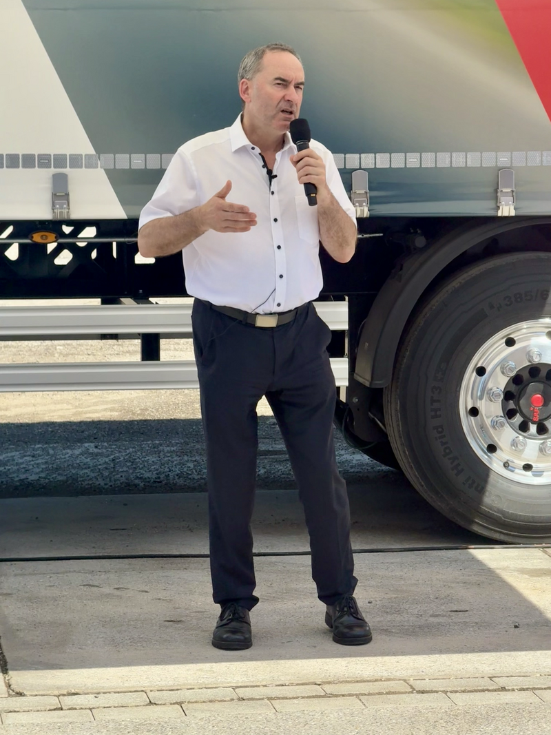Bayerns Wirtschaftsminister Hubert Aiwanger unterstützt die bayerische Trailer-Branche, die gegen die EU-Vorgaben zur CO2-Reduzierung von Anhängern protestiert. Foto: StMWi