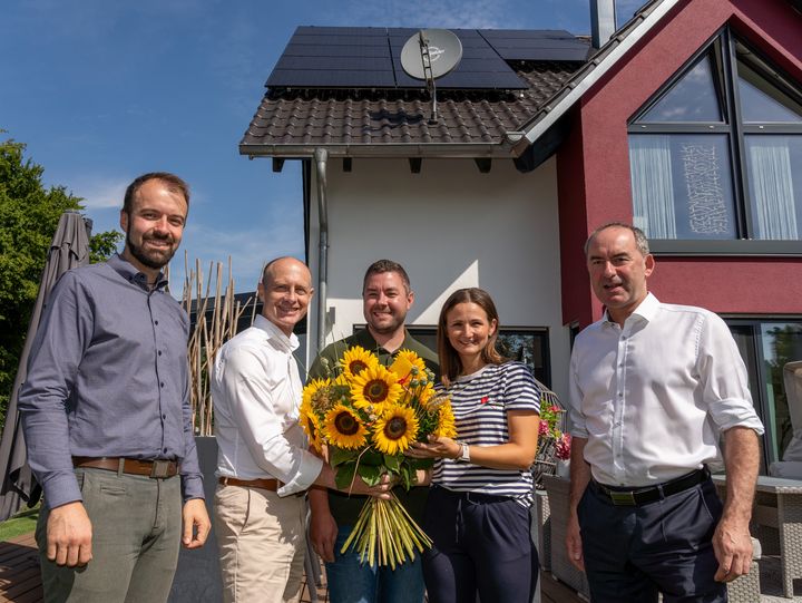 Wirtschaftsminister Hubert Aiwanger gratuliert zur 400.000 PV-Anlage im Bayernwerknetz: Sebastian Stanglmaier (1. Bürgermeister Markt Altdorf), Dr. Egon Westphal (Vorstandsvorsitzender Bayernwerk AG), Familie Maier, Staatsminister Aiwanger (v.l.n.r.) (Foto: StMWi / E. Neureuther)