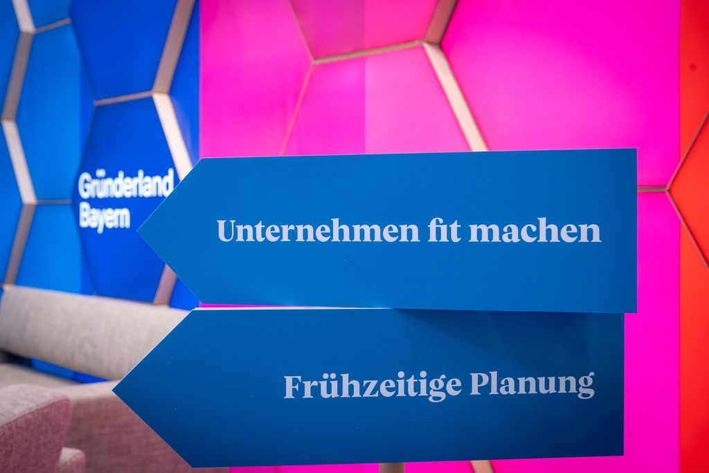 Das Bayerische Wirtschaftsministerium ist mit einem Messestand zum Thema Unternehmensnachfolge auf der Internationalen Handwerksmesse 2026 vertreten.