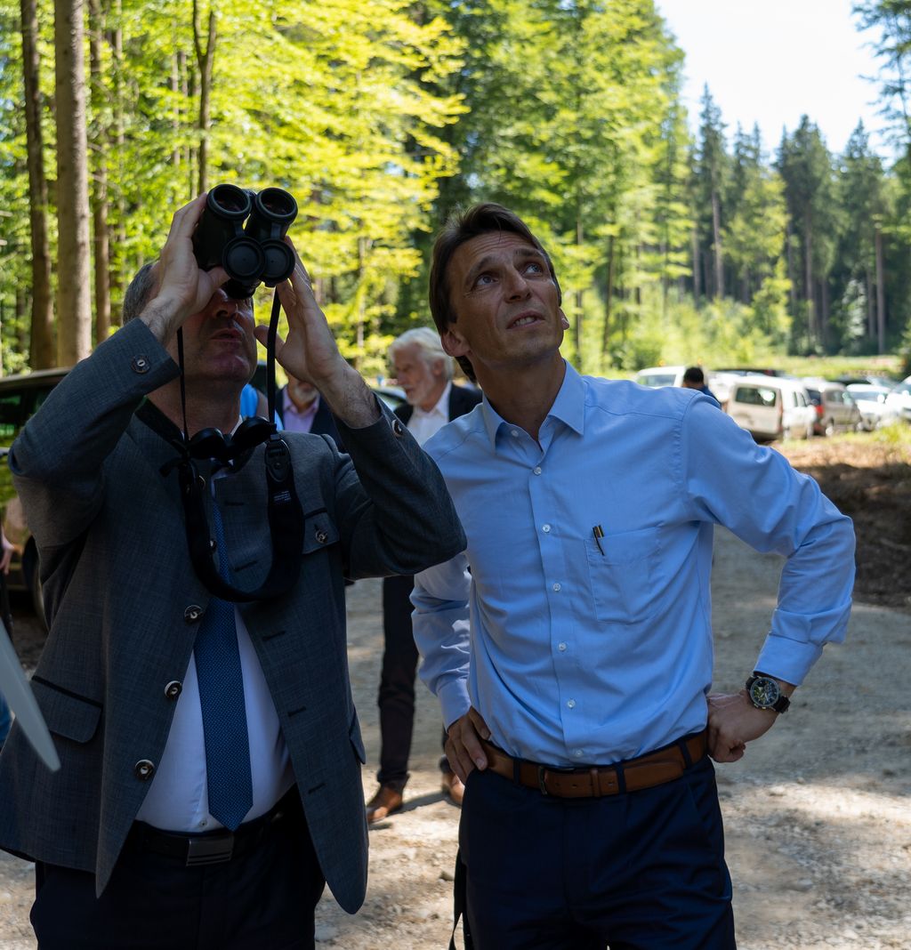 Wirtschaftsminister Hubert Aiwanger (links) bei der Einweihung des Vogelmonitorings für Windränder in Fuchstal © StMWi/E. Neureuther