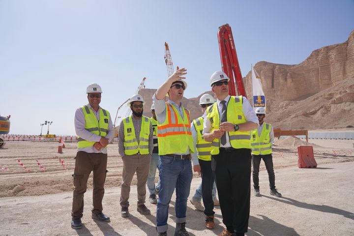 Stefan Neidhart (vorne links), Projektmanager der BAUER Spezialtiefbau GmbH, hat Staatssekretär Roland Weigert (vorne rechts) das Projekt Qiddiya in der Nähe von Riad gezeigt. Foto: StMWi/Assenbrunner