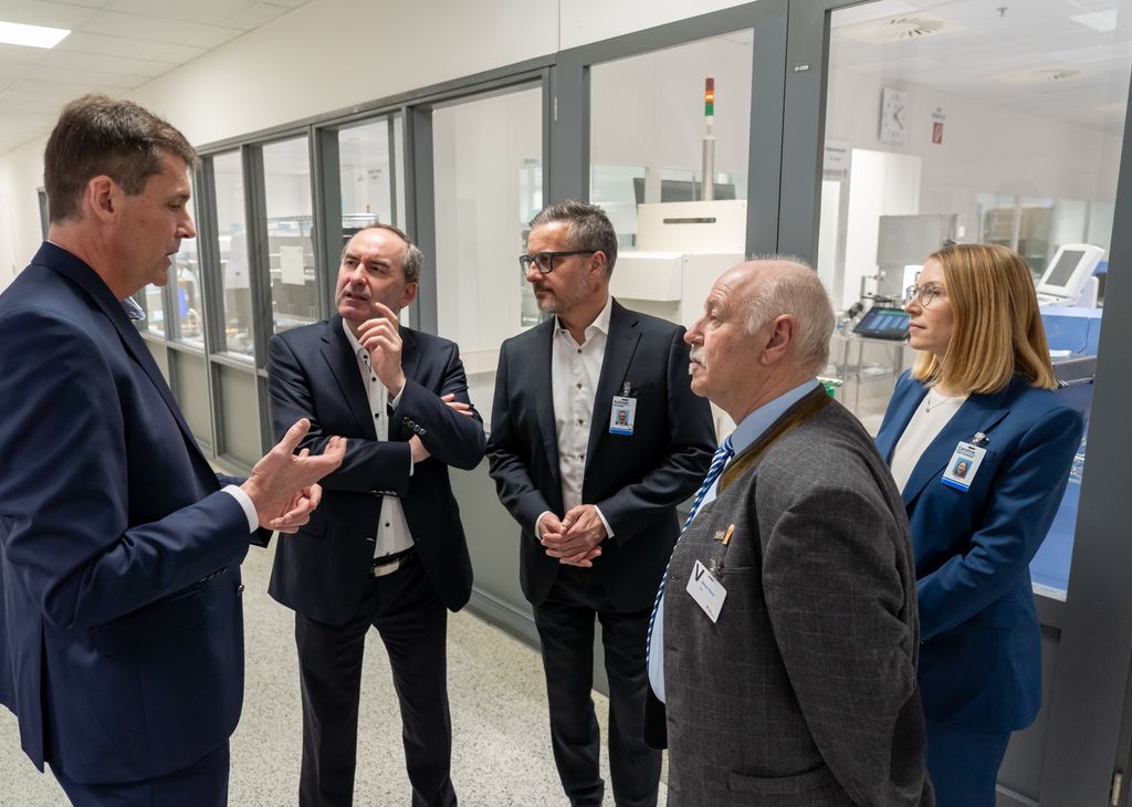 Bayerns Wirtschaftsminister Aiwanger im Gespräch mit Vertretern der Unternehmensführung von Texas Instruments und MdL Benno Zierer. Foto: StMWi/E. Neureuther