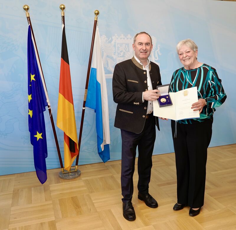 Wirtschaftsminister Hubert Aiwanger gratuliert Frau Hildegard Winkler. Foto: StMWi.