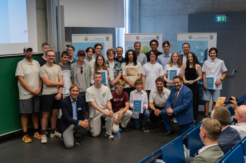 Bayerns Wirtschaftsstaatssekretär Tobias Gotthardt hat heute die vier Siegerteams des bayernweiten Schulwettbewerbs H2@School ausgezeichnet. Foto: Bayerisches Landesamt für Umwelt/Michell Wojcikowski