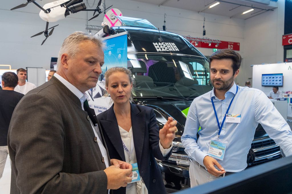 Bayerns Wirtschaftsstaatssekretär Roland Weigert besucht die IAA MOBILITY 2023 