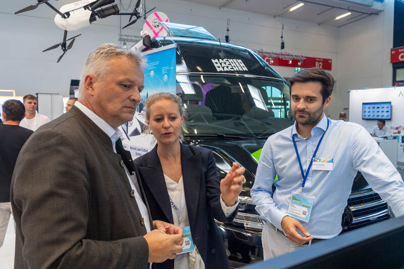 Bayerns Wirtschaftsstaatssekretär Roland Weigert besucht die IAA MOBILITY 2023