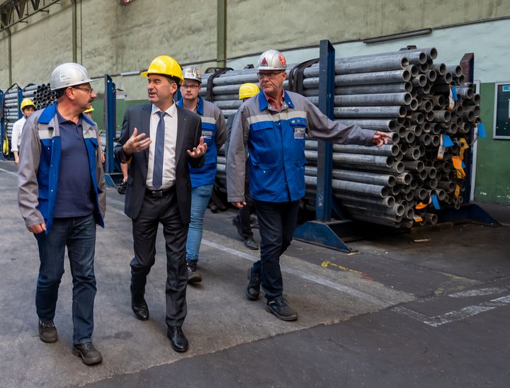 Wirtschaftsminister Hubert Aiwanger besichtigt das Rohrwerk Maxhütte © StMWi/E. Neureuther