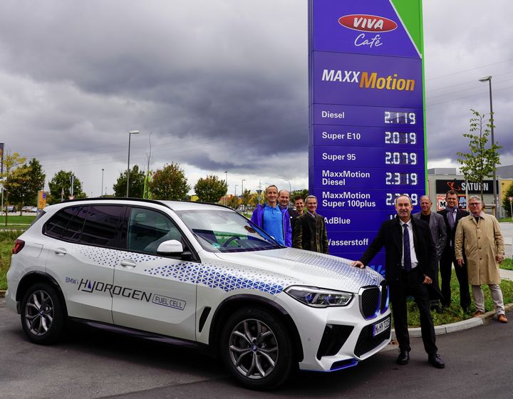 Bayerns Wirtschaftsminister Hubert Aiwanger mit einem Brennstoffzellen-BMW an der neuen H2-Tankstelle. Foto: Elke Neureuther/StMWi